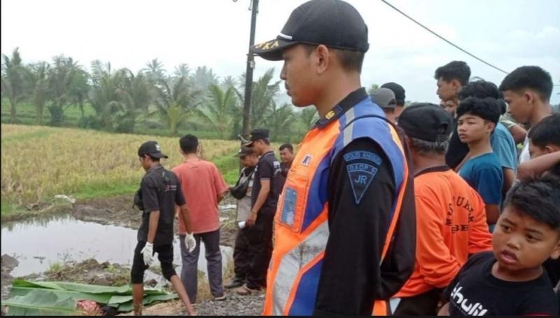 Warga berdatangan ke lokasi kejadian menyaksikan korban tertabrak kereta api. (Foto: Istimewa)