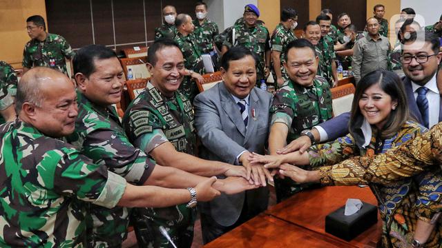 Menteri Pertahanan Prabowo Subianto didampingi KASAD Jenderal TNI Dudung Abdurachman (ketiga kiri), Panglima TNI Jenderal Andika Perkasa (kelima kanan) bersama Ketua Komisi I Meutya Hafid (ketiga kanan) dan Wakil Ketua Komisi I Abdul Kharis Almasyhari (kedua kanan) melakukan salam komando usai Rapat Dengar Pendapat di Kompleks Parlemen, Jakarta, Senin (26/9/2022).