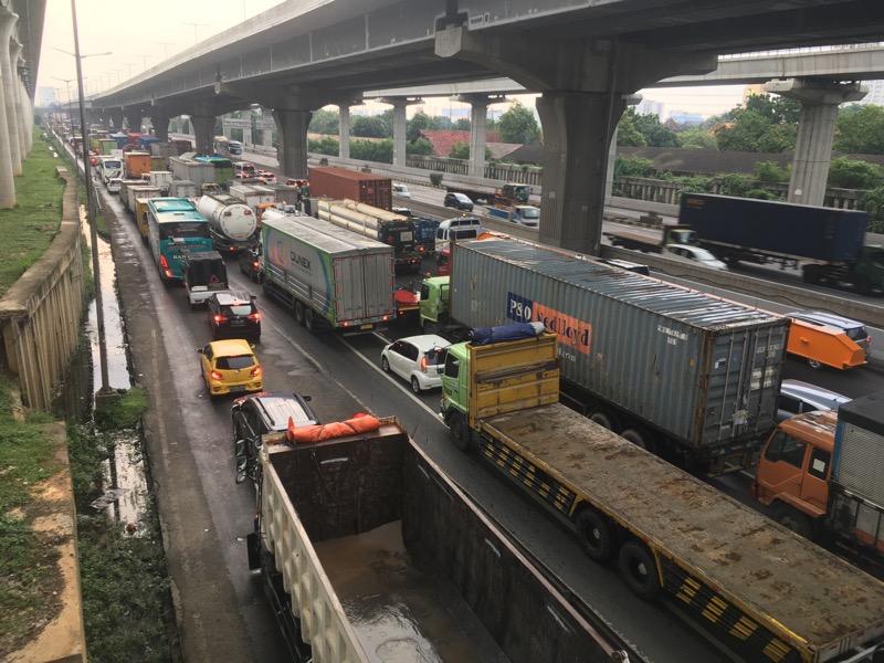 Kendaraan di Tol Bekasi Timur arah Jakarta padat merayap, Selasa (29/11/2022). Foto: BeritaTrans.com.