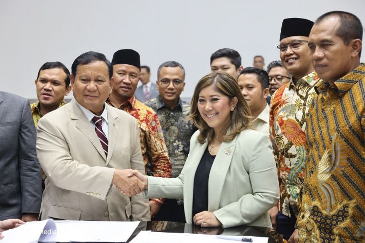 Menteri Pertahanan (Menhan) Prabowo Subianto berjabat tangan dengan Ketua Komisi I DPR RI Meutya Viada Hafid di Ruang Rapat Komisi I DPR RI.