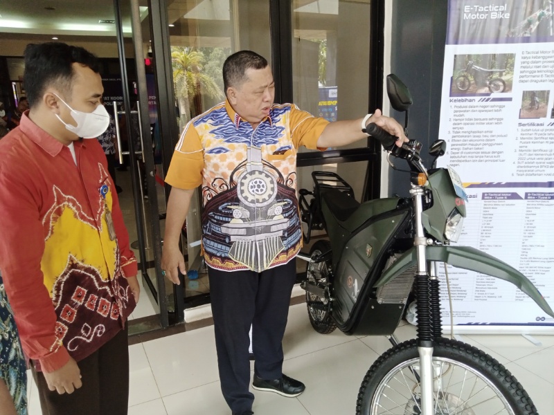 Direktur PTDI-STTD Ahmad Yani saat meninjau pameran kendaraan listrik