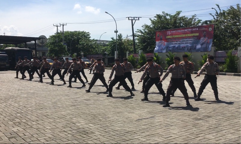 Sat Samapta Polres Metro Bekasi Kota adu keterampilan beladiri di lomba peningkatan kemampuan. Foto: BeritaTrans.com.