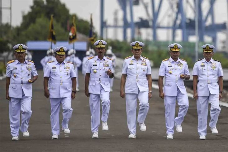 Sejumlah perwira TNI AL mengikuti Upacara Sertijab Pangkoarmada RI, Pangkoarmada II, Komandan STTAL di Dermaga Sunda Kompleks Satuan Kapal Koarmada I, Tanjung Priok, Jakarta Utara.