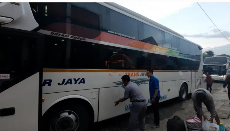 Bus Sinar Jaya tipe Suite Class di Bulak Kapal, Kota Bekasi akan bersiap memberangkatkan penumpang arah Surabaya-Madura pada Selasa (29/11/2022).