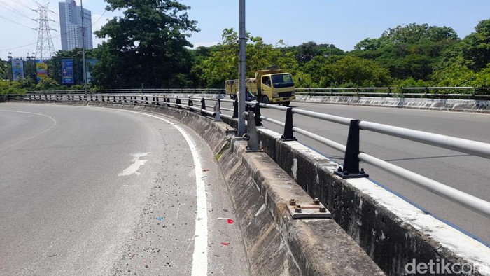 Seorang pemotor tewas akibat terlempar dari flyover Jembatan Gantung, Pademangan, Jakut.