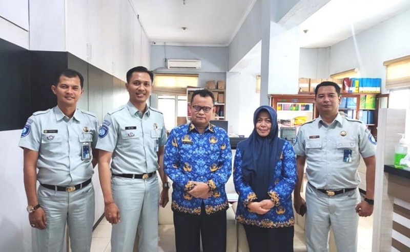 Kepala Bagian Asuransi PT Jasa Raharja Cabang Utama Jawa Barat, Putu Agus Erick Sastra Wirawan didampingi Kepala Sub Bagian Sumbangan Wajib dan Humas, Indrawan Ayip Rosyidi Anjangsana ke kantor Bersama Samsat Induk Kabupaten Bandung II. Foto: istimewa.