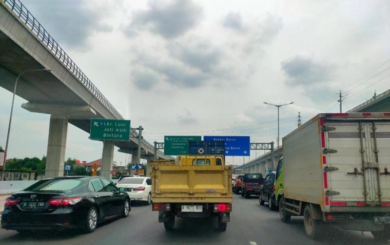 Jalan tol dari Jakarta ke arah Cikampek mengalami kemacetan di kawasan Jatibening, Bekasi pada Rabu (30/11/2022). Begitupun arah sebaliknya, kendaraan mengalami perlambatan arus.