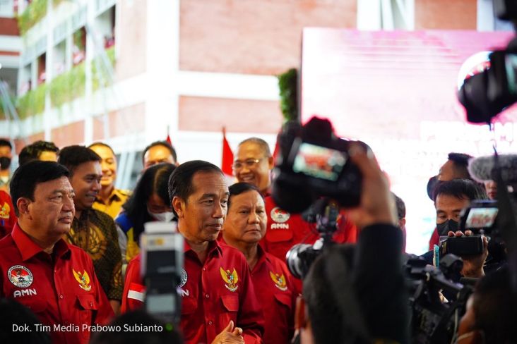 Presiden Joko Widodo (Jokowi) kembali menyebut nama Menteri Pertahanan (Menhan) Prabowo Subianto saat berbicara mengenai pemimpin yang berpotensi menjadi penerusnya kelak. Dia didampingi Kepala BIN Budi Gunawan (BG) meresmikan Asrama Mahasiswa Nusantara di Surabaya.