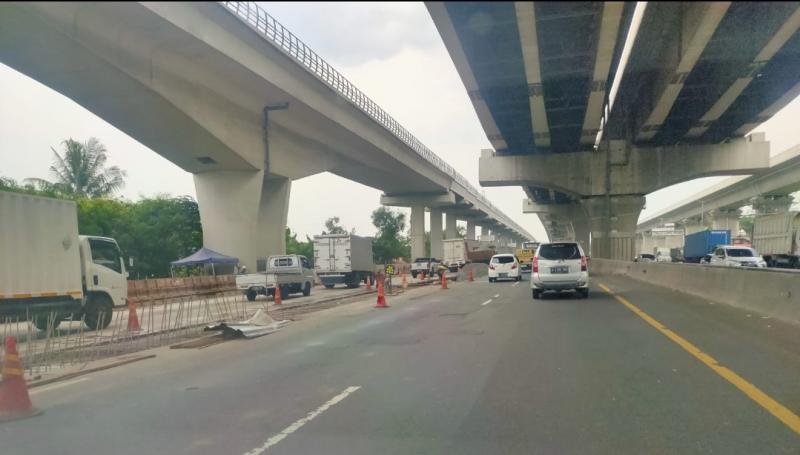 Sebagian ruas jalan Tol di kawasan Bekasi dari Jakarta arah Cikampek tengah ada perbaikan. Akibatnya sejumlah kendaraan berjalan melambat di kawasan Bekasi dari Jakarta maupun Cikampek pada Rabu (30/11/2022). 