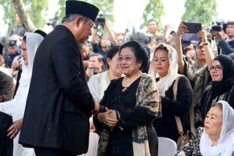 SBY dan Megawati bertegur sapa dan salaman dalam gala dinner KTT G20 di Bali lalu. 