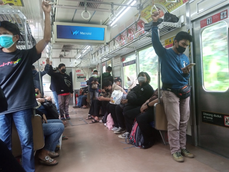 Suasana di dalam KRL siang ini 