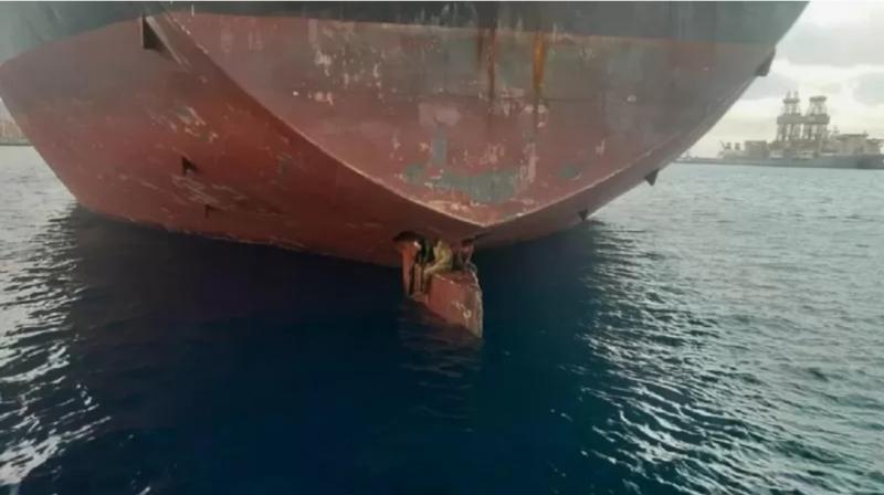 Tiga penumpang gelap ditemukan di daun kemudi kapal tanker minyak.