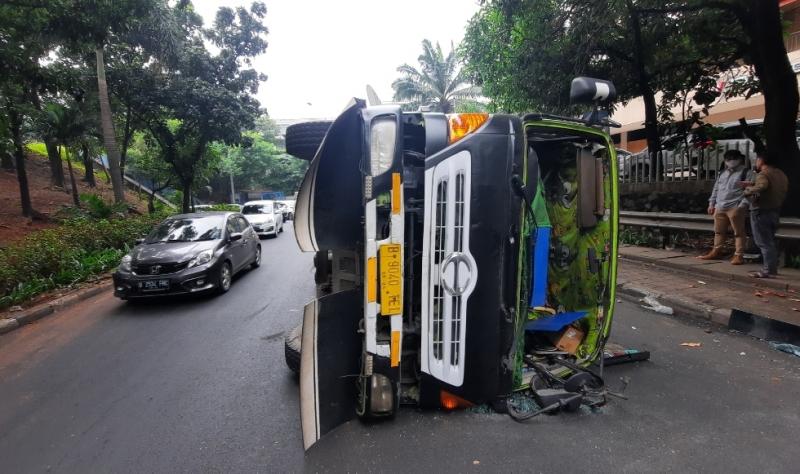 Truk kontainer tanpa atap terguling di underpass putar balik di Jalan Ahmad Yani depan Apartemen Mutiara Bekasi, Kamis (1/12/2022).