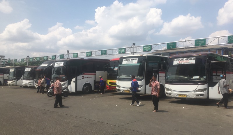 Deretan bus AKDP di area keberangkatan Terminal Kota Bekasi, Kamis (1/12/2022). Foto: BeritaTrans.com.