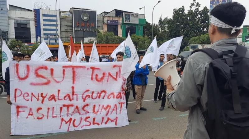 KAMMI menggelar aksi demontrasi di depan Islamic Center Kota Bekasi, Kamis (1/12/2022).