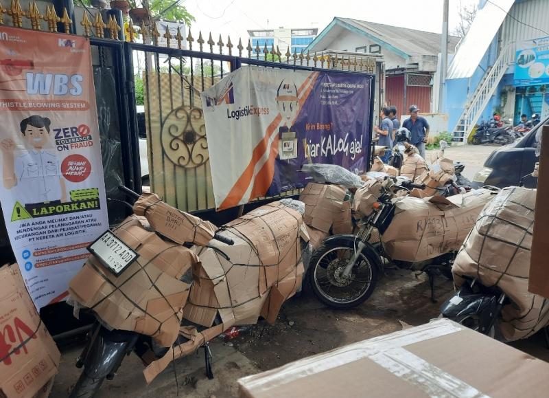 KA Logistik cabang Bekasi melayani pengiriman berbagai barang, termasuk juga bisa hewan peliharaan. 