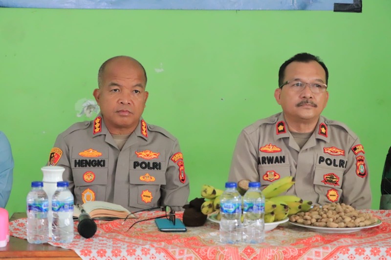 Kegiatan Kunjungi Masyarakat Serap Aspirasi Cari Solusi Kapolres Metro Bekasi Kota kembali dilaksanakan di wilayah Bekasi utara dengan mengunjungi Warga Teluk Pucung yang diadakan di Aula Kelurahan Teluk Pucung, Jumat (2/12/2022). Foto: istimewa.