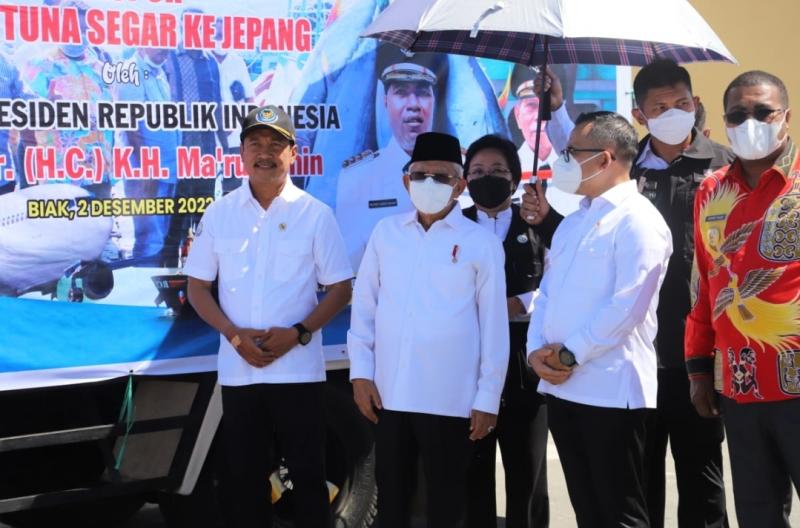 Menteri KKP Sakti Wahyu Trenggono mendampingi Wapres Ma`ruf Amin dalam kegiatan pelepasan ekspor ikan tuna Biak ke Jepang, Jumat (2/12/2022). 