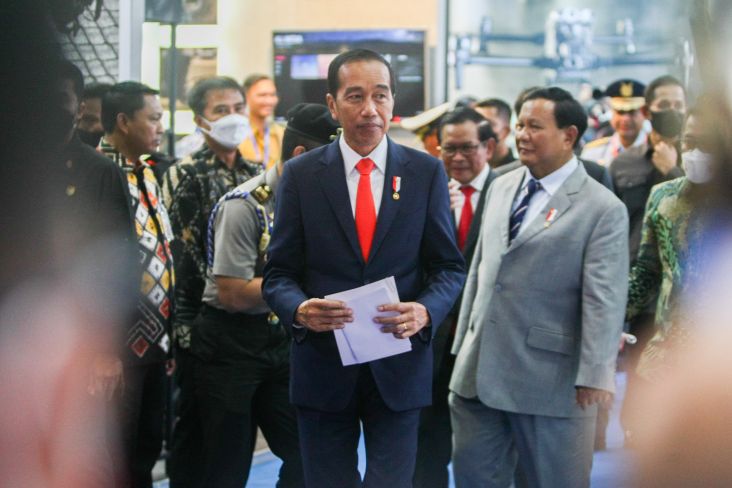 Presiden Joko Widodo (Jokowi) didampingi Menteri Pertahanan (Menhan) Prabowo Subianto saat meninjau Indo Defence 2022 Expo dan Forum di JI Expo Kemayoran, Jakarta.