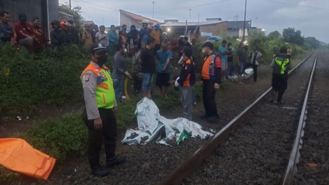 Seorang lansia diperkirakan berusia 60 tahun tewas tertabrak kereta api. (Dok.Polres Purwakarta)