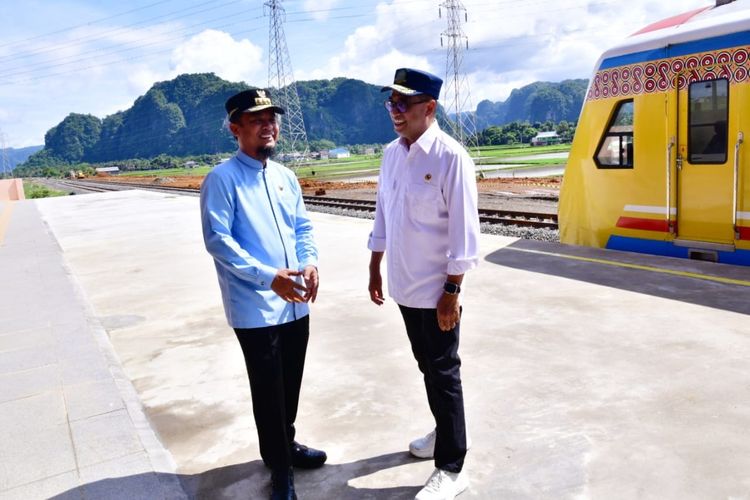 Gubernur Sulawesi Selatan (Sulsel), Andi Sudirman Sulaiman saat mendampingi Menteri Perhubungan Budi Karya meresmikan Pengoperasian Prasarana dan Sarana Perkeretaapian Makassar - Parepare segmen Barru - Pangkep - Maros di Depo Kereta Api Balai Pengelola Kereta Api Sulsel, Jum`at (2/12/2022).(DOK. Humas Pemprov Sulsel)