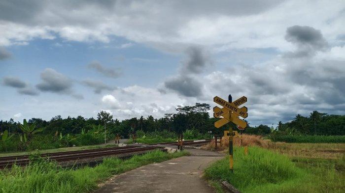 Dua titik perlintasan Kereta Api di sekitar Desa Tegalkuning, Kecamatan Banyuurip, Kabupaten Purworejo, Jawa Tengah, yang tidak ada palang pintu Kereta Api dan penjaga.