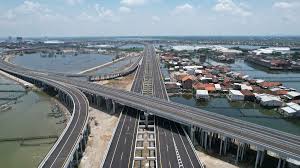 Jalan Tol Semarang-Demak dikenal sebagai jalan tol atas laut yang terintegrasi dengan Tanggul Laut Kota Semarang. Selain itu juga berfungsi untuk penahan banjir rob, serta mengatasi banjir dan genangan air yang selama ini menjadi permasalahan ibu kota Provinsi Jawa Tengah.