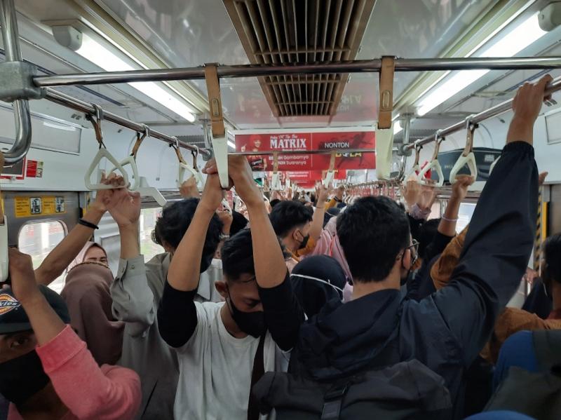 Suasana dari Stasiun KRL di Tanah Abang, Ahad (4/12/2022).