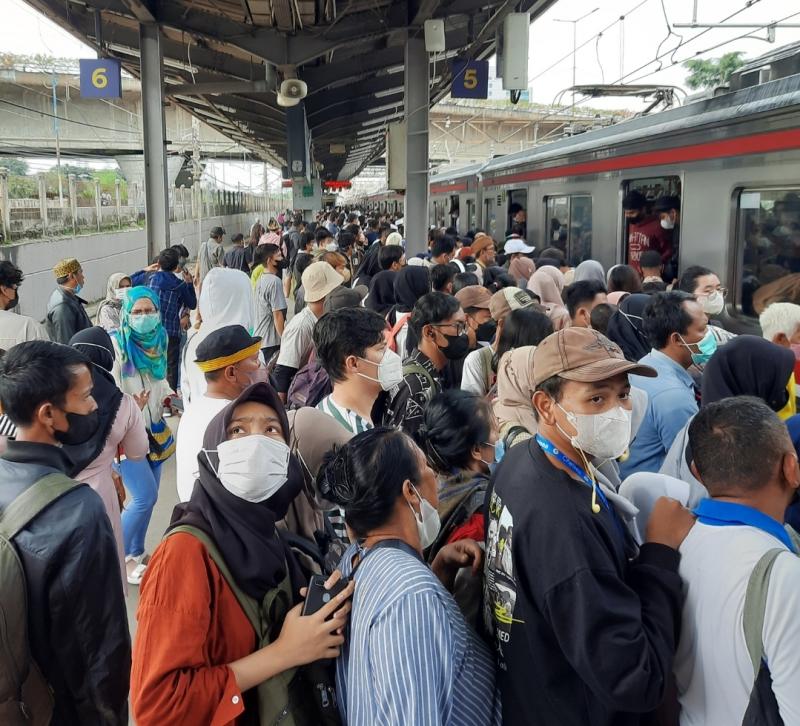 Suasana di Stasiun Tanah Abang pada Ahad siang (4/12/2022).