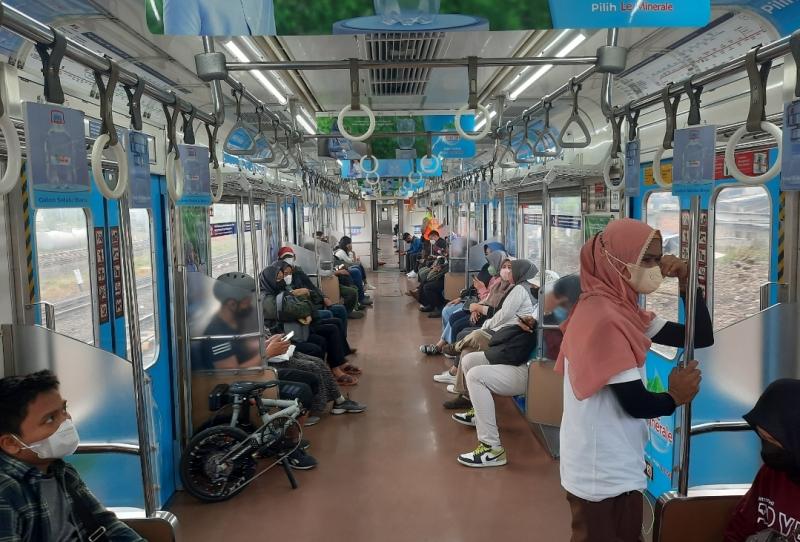 Suasana di dalam rangakaian KRL dari Bekasi menuju Duri, Angke pada Ahad (4/12/2022) pagi.