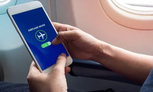 Larangan penggunaan ponsel didalam pesawat segera tidak diberlakukan lagi di maskapai penerbangan di Uni Eropa, pasalnya komisi Eropa berencana untuk berinovasi menyediakan jaringan 5G di dalam pesawat. Foto: Parboaboa.com