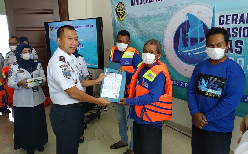 Pembagian Pas Kecil dan Life Jacket di Kantor KSOP Sunda Kelapa. foto:BeritaTrans.com/ahmad