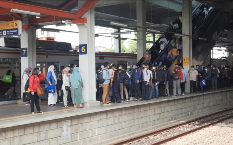 Suasana di Stasiun Bekasi yang memberangkatkan penumpang KRL pada Senin (5/12/2022).