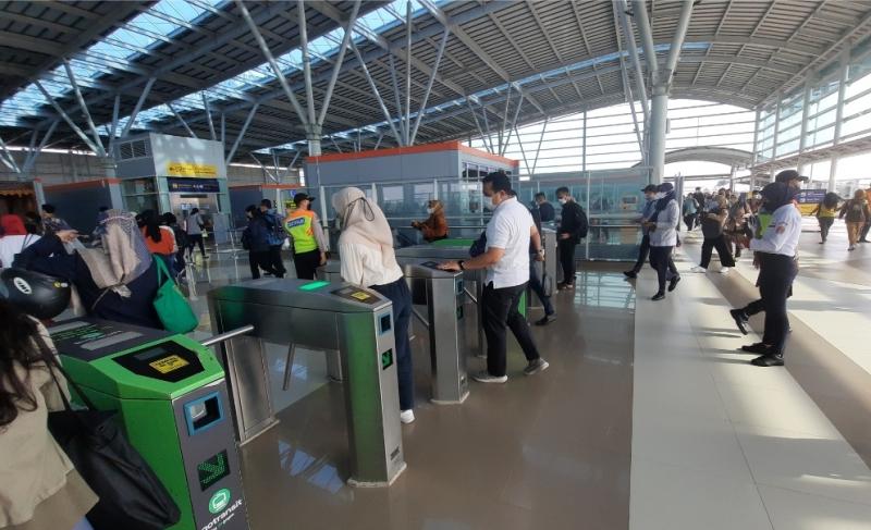 Suasana di depan pintu tap tiket KRL Stasiun Bekasi, Senin (5/12/2022).