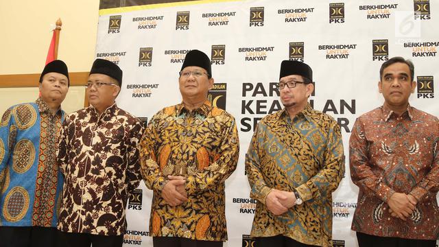 Ketua Umum Partai Gerindra, Prabowo Subianto (tengah) didampingi Presiden PKS Sohibul dan Petinggi PKS usai pertemuan tertutup di kantor DPP PKS, Jakarta.
