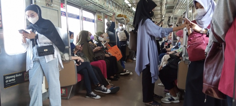 Suasana di kereta khusus wanita