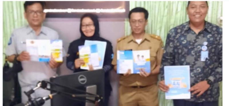 Tim Samsat Garut melaksanakan kegiatan sosialisasi bersama melalui acara Talk Show di Radio MG 104.0 FM Garut. Foto: istimewa.