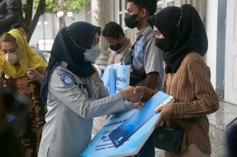 Direktur Operasional Jasa Raharja Dewi Aryani Suzana Serahkan santunan ke ahliwaris korban kecelakaan bus pariwisata PO Semeru secara simbolis. Foto: istimewa.