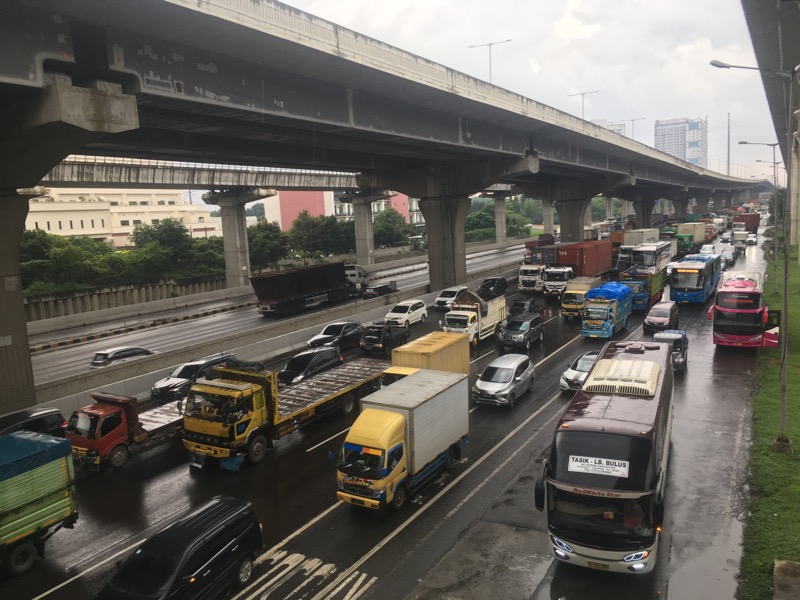 Tol Bekasi Timur arah Jakarta mengalami penumpukan kendaraan, Selasa (6/12/2022) sore. Foto: BeritaTrans.com.