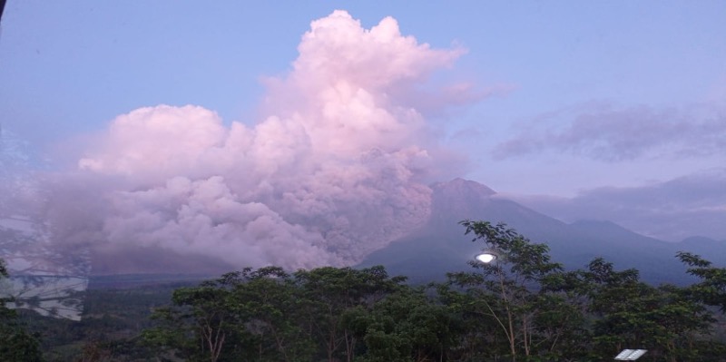 Awan Panas Guguran (APG) Gunungapi Semeru di Kabupaten Lumajang, Jawa Timur, Minggu (4/12/2022). Foto: PVMBG