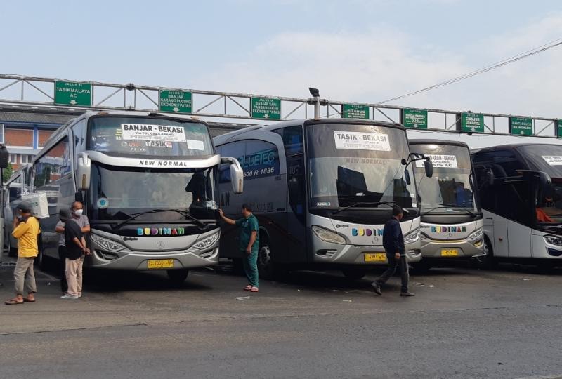 Bus-bus berjejer di Terminal Bekasi, Rabu (7/12/2022).