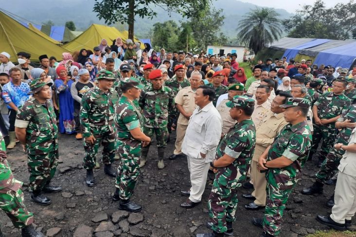 Menhan Prabowo Subianto bersama dengan Wakasad Letjen TNI Agus Subiyanto mengunjungi Posko Bantuan Bencana Kopassus di Cianjur.