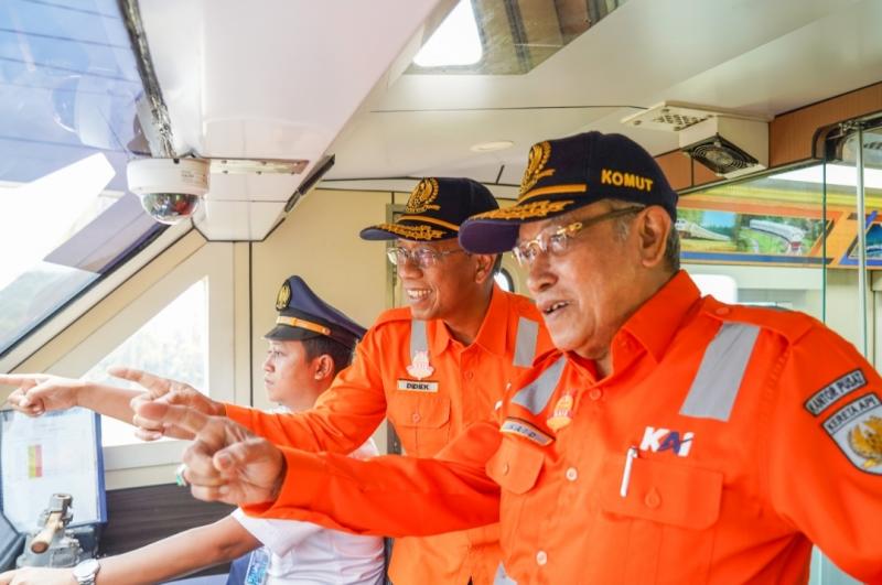 Direktur Utama PT Kereta Api Indonesia (persero) Didiek Hartantyo bersama Komisaris Utama KAI Said Aqil Siroj didalam kereta inspeksi  mengamati lintas yang dilalui. 