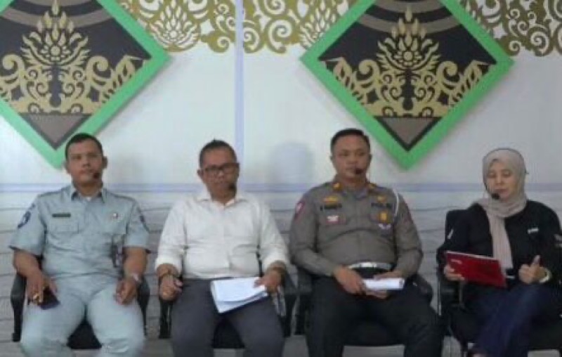 Jasa Raharja Cabang Utama Jawa Barat bersama Tim Samsat Kabupaten Sumedang melaksanakan giat sosialisasi bersama melalui acara Talk Show di Radio K-lite FM Bandung, di Samsat Sumedang. Foto: istimewa.