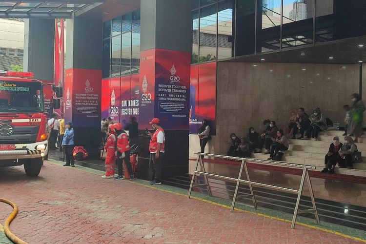 Kebakaran terjadi di area lantai lima Gedung Kementerian Hukum dan Hak Asasi Manusia (Kemenkumham) Jalan HR Rasuna Said, Setiabudi, Jakarta Selatan, Rabu (7/12/2022). Para pekerja yang panik berhamburan ke luar gedung.(KOMPAS.com/Muhammad Isa Bustomi