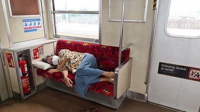 Foto yang menampilkan seorang penumpang wanita tidur di kursi prioritas KRL. Tulisan yang diduga sebagai objek di foto tersebut kini viral di berbagai lini masa dan mendapatkan banyak respon dari kalangan masyarakat.(Ist) 