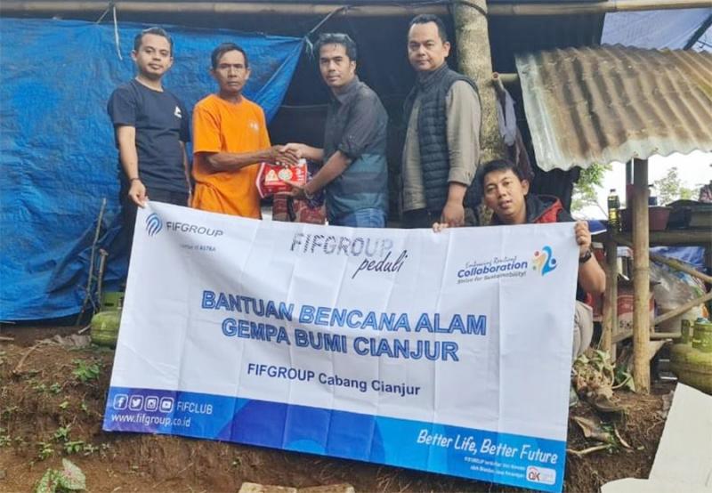 PT Federal International Finance (FIFGROUP) yang merupakan bagian dari Astra Financial dan juga salah satu anak perusahaan PT Astra International Tbk, memberikan bantuan Corporate Social Responsibility (CSR) tahap 1 kepada para korban gempa di Kota Cianjur, Jawa Barat yang terjadi pada 21 November 2022 lalu. Bantuan diberikan oleh Branch Head FIFGROUP Cianjur Rudi Sihabudin (tengah) kepada masyarakat Kampung Gunung Lanjung 2, Desa Cijedil, Kecamatan Cugenang, Cianjur, pada 5 Desember 2022./foto:FIFGROUP