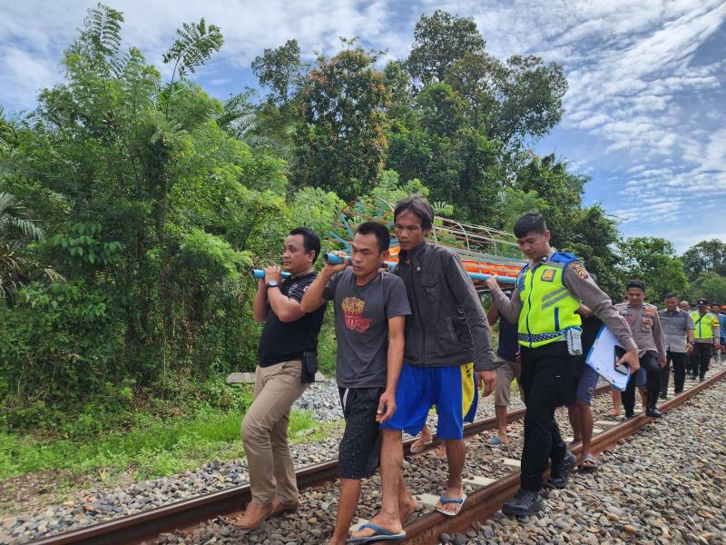 Polisi bersama warga saat mengevakuasi jenazah nenek yang ditabrak kereta api di Lahat. (dok. Polres Lahat)