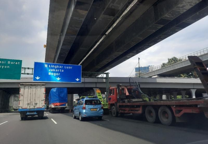 Jalan Tol Cikampek arah Jakarta terjadi perlambatan arus di kawasan Bekasi pada Jumat (9/12/2022).