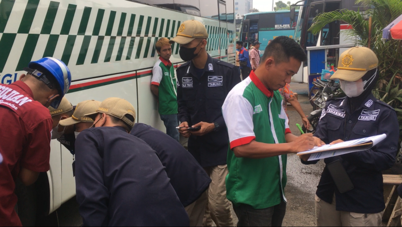 Taruna PKTJ Kota Tegal dikegiatan ramp check Terminal Kota Bekasi, Jumat (9/12/2022). Foto: BeritaTrans.com.